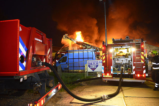 2017/172/20170828-05u47 GB 028 Zeer grote brand Raasdorperweg.jpg